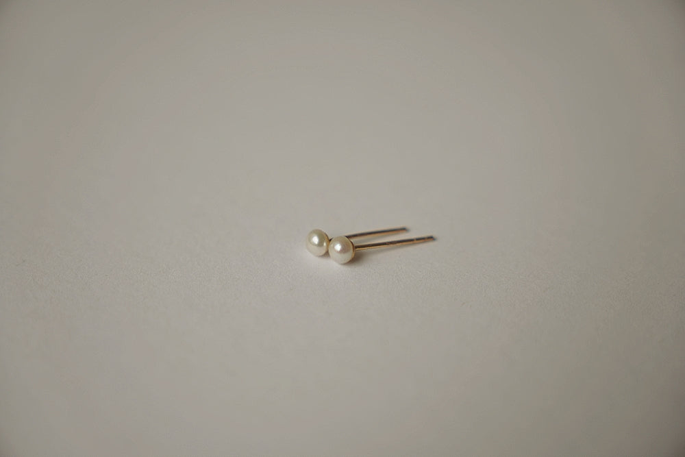 CERES 迷你珍珠小耳釘